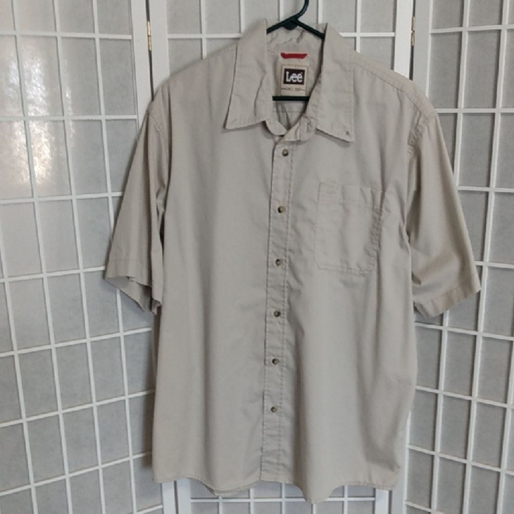 Lee Men's beige button‎ up shirt w/ short sleeves
